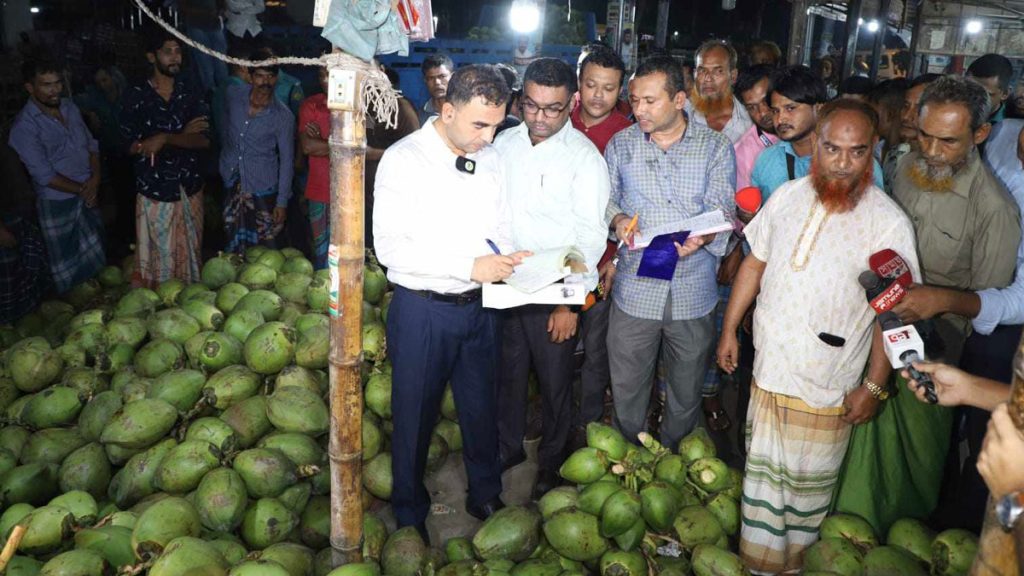 গভীর রাতে ডাবের আড়তে ভোক্তার হানা