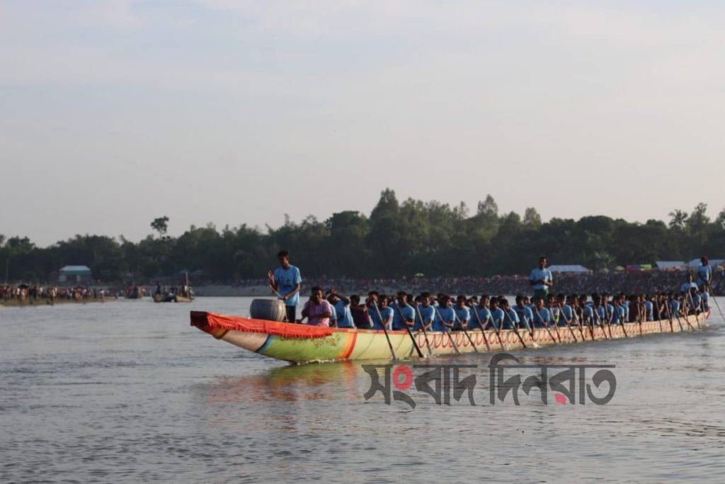 বাঙালি নদীতে নৌকা বাইচে চ্যাম্পিয়ন ‘ময়ূরপঙ্খী’
