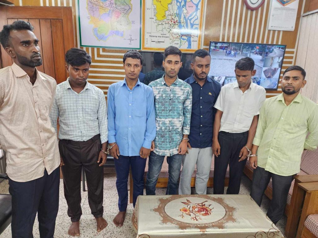 সিরাজগঞ্জে ডিসি অফিসের নিয়োগ পরীক্ষায় প্রক্সি; আটক ৭