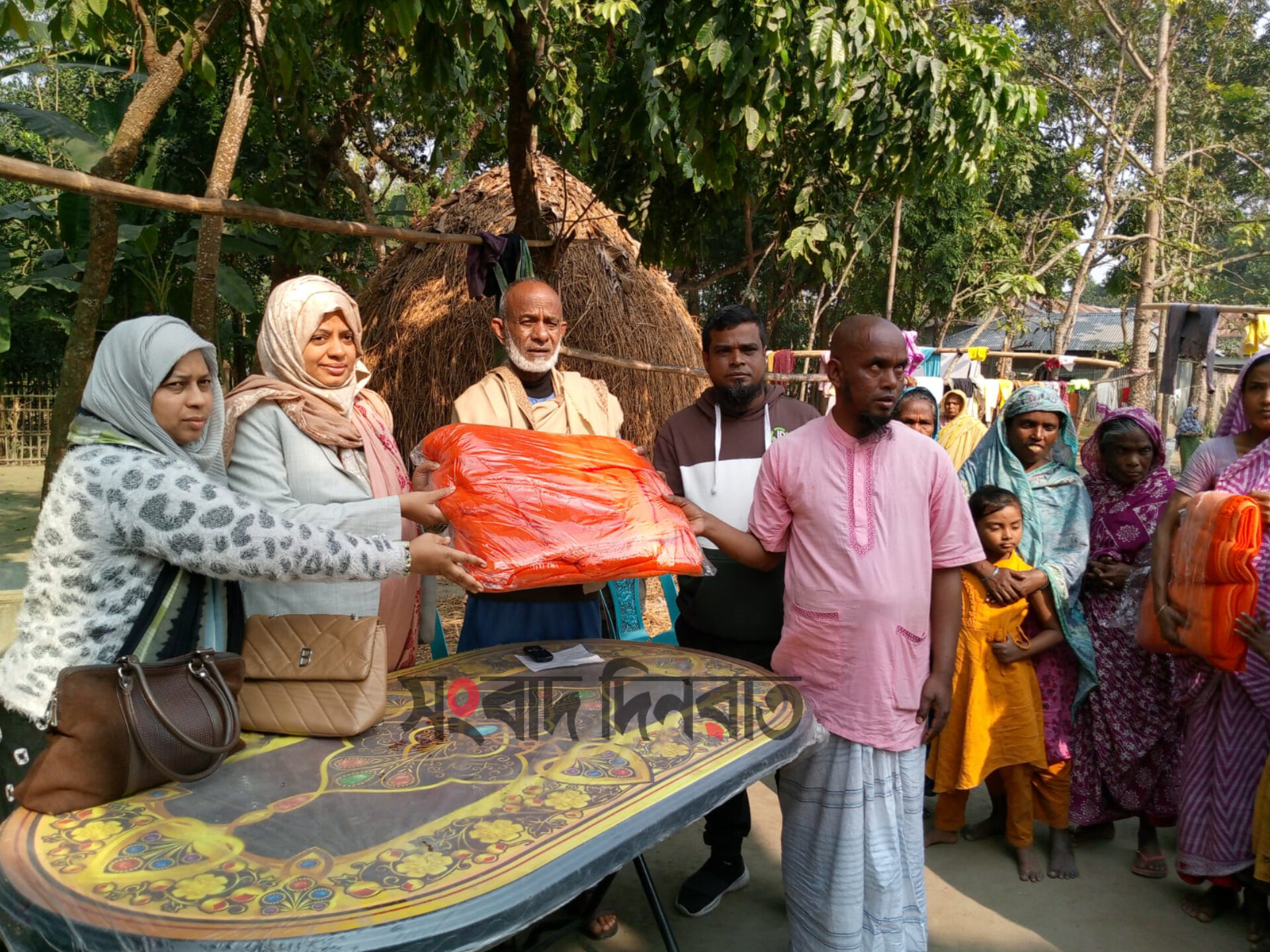 সোনাতলায় এক পরিবারের ২১জন দৃষ্টি প্রতিবন্ধীদের মাঝে ইউএনওর কম্বল বিতরণ