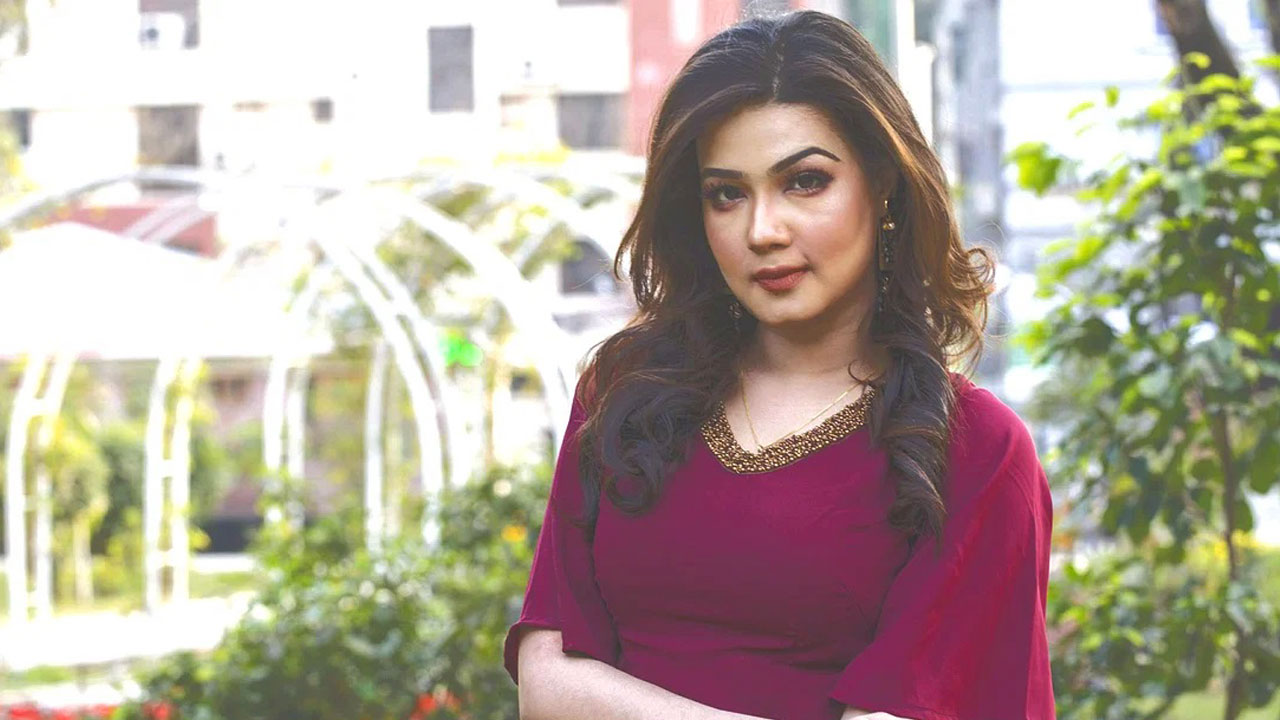 ‘একা একা লাগে’ চিত্রনায়িকা মাহির
