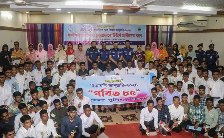 বগুড়ায় ১২০ টাকায় পুলিশে চাকরি পেলেন ৮৫ জন