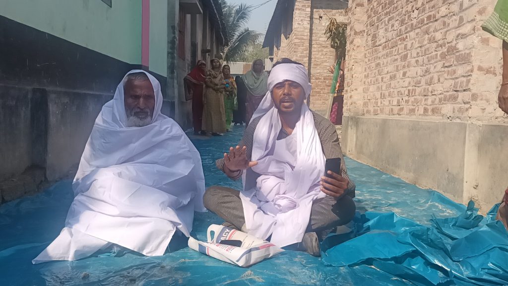 জায়গা রক্ষার্থে পিতা-পুত্রের কাফনের কাপড় নিয়ে রাস্তায় অবস্থান