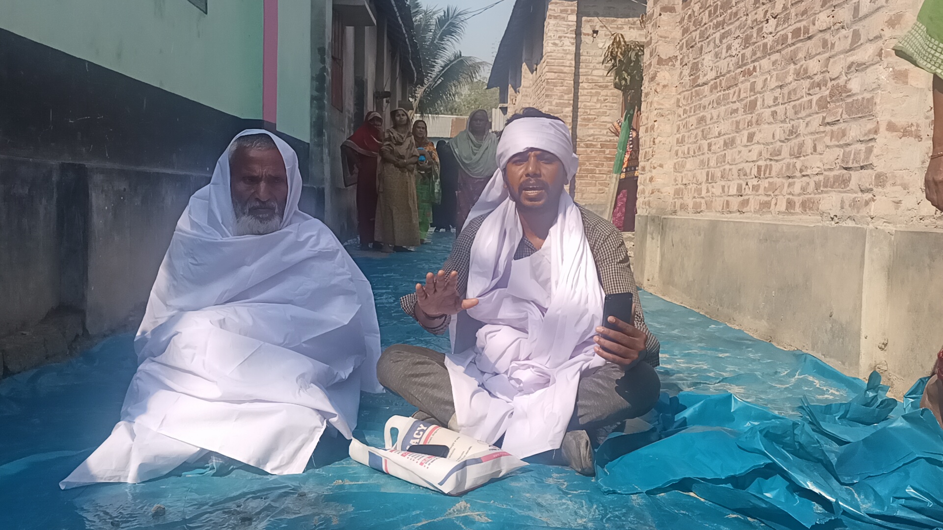 জায়গা রক্ষার্থে পিতা-পুত্রের কাফনের কাপড় নিয়ে রাস্তায় অবস্থান