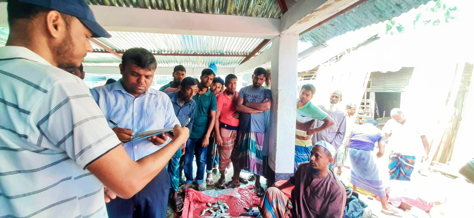 মাছে রং মেশানোর ও পঁচা মাছ বিক্রির অভিযোগে চার ব্যবসায়ীকে জরিমানা