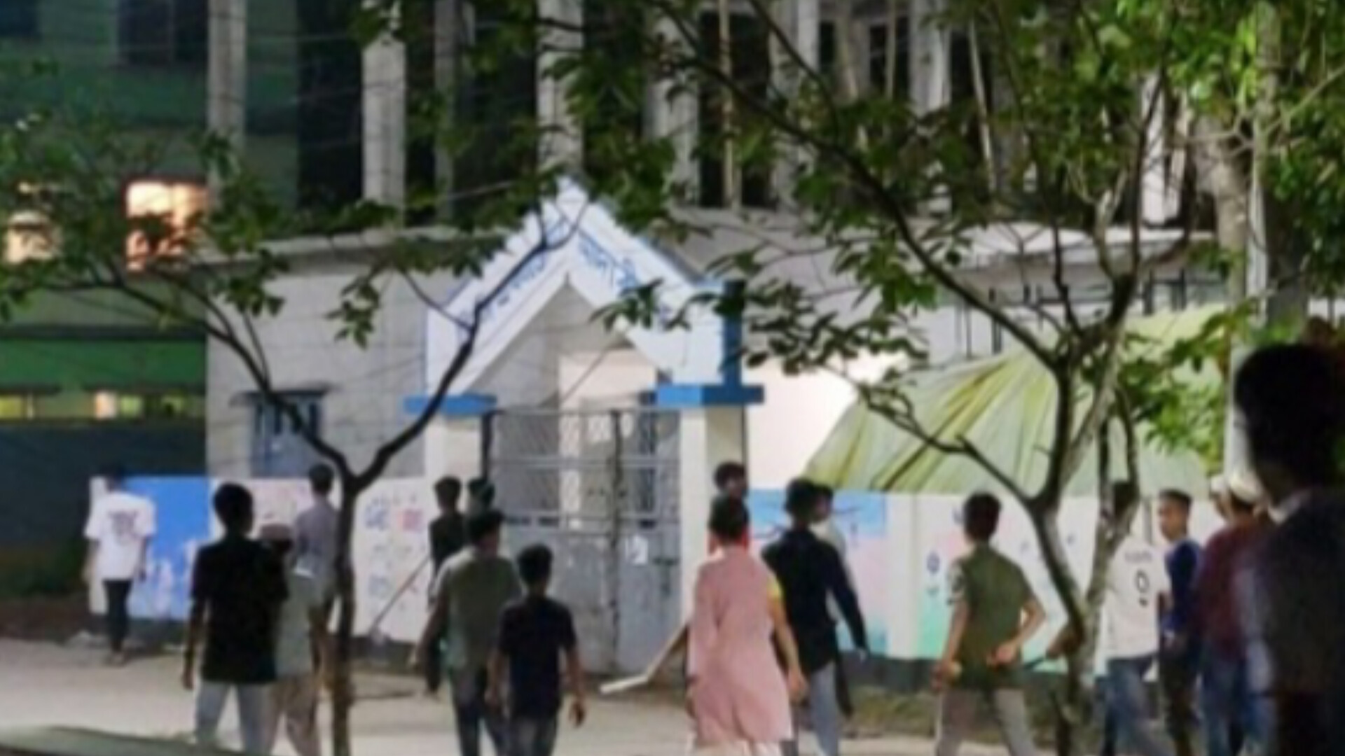 মাদারীপুর জেলা প্রশাসকের বাসভবনের সামনে কিশোর গ্যাং এর দুই গ্রুপের সংঘর্ষ; একাধিক ককটেল বিস্ফোরণে আহত ৩