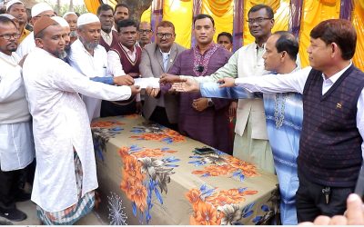 গ্রামের জড়াজীর্ণ মসজিদে নামাজ আদায়ের পর অনুদান দিলেন এমপি সুজন