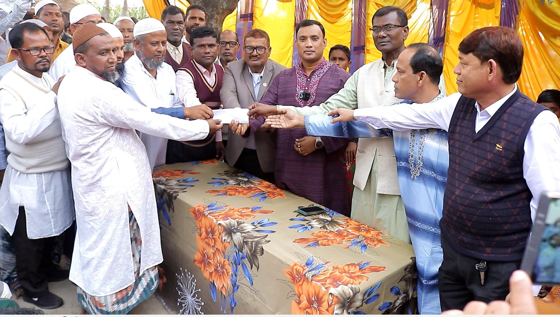 গ্রামের জড়াজীর্ণ মসজিদে নামাজ আদায়ের পর অনুদান দিলেন এমপি সুজন
