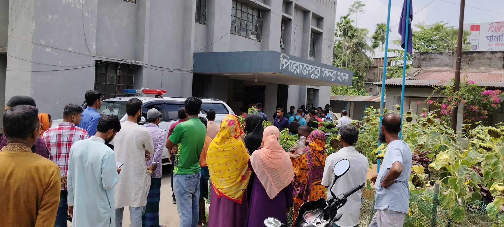 পিরোজপুরে কিশোর গ্যাং’র ১৮ জন গ্রেফতার; অস্ত্র ও টাকা উদ্ধার