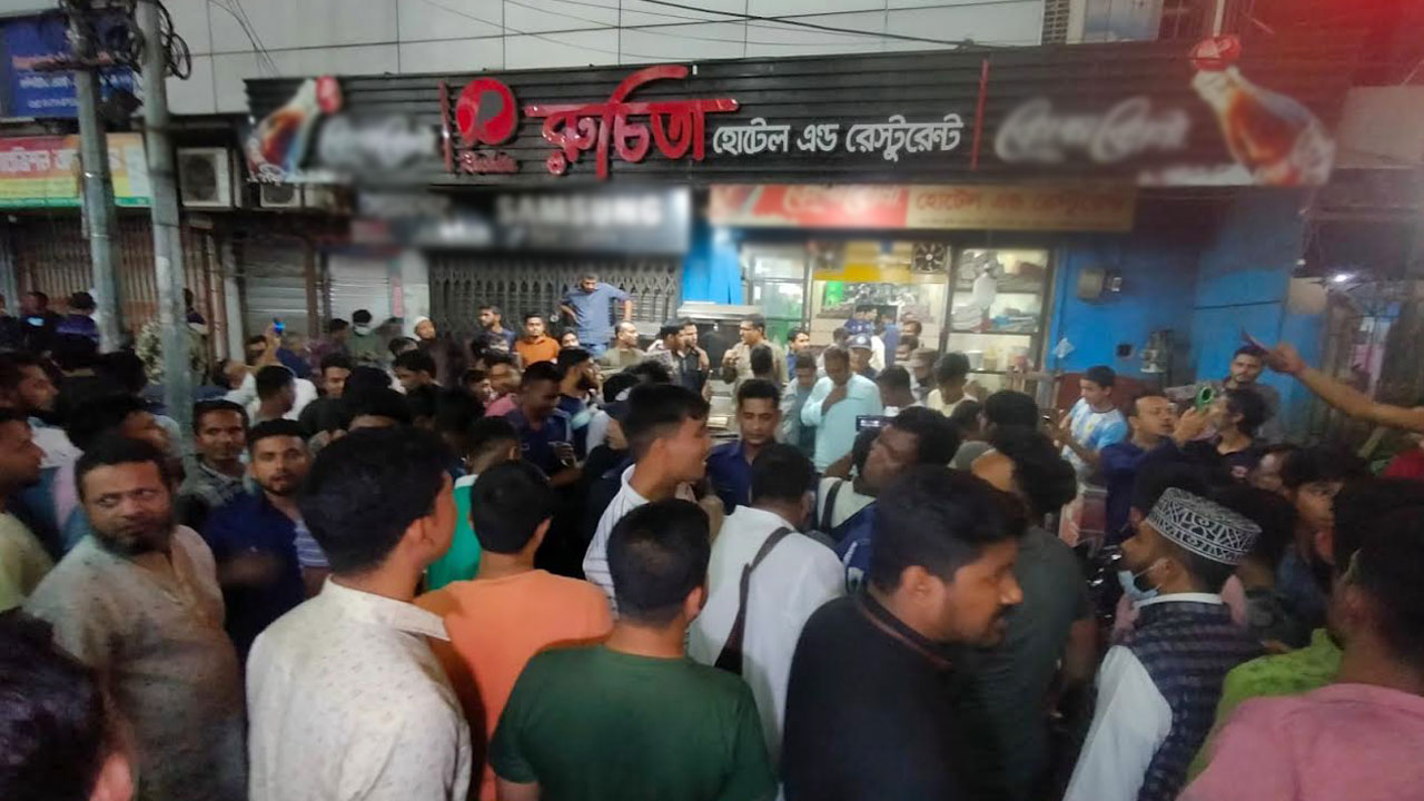 বগুড়ার রুচিতা রেস্তোরাঁয় মরা মুরগির মাংস সংরক্ষণ; দুই লাখ টাকা জরিমানা ও সিলগালা