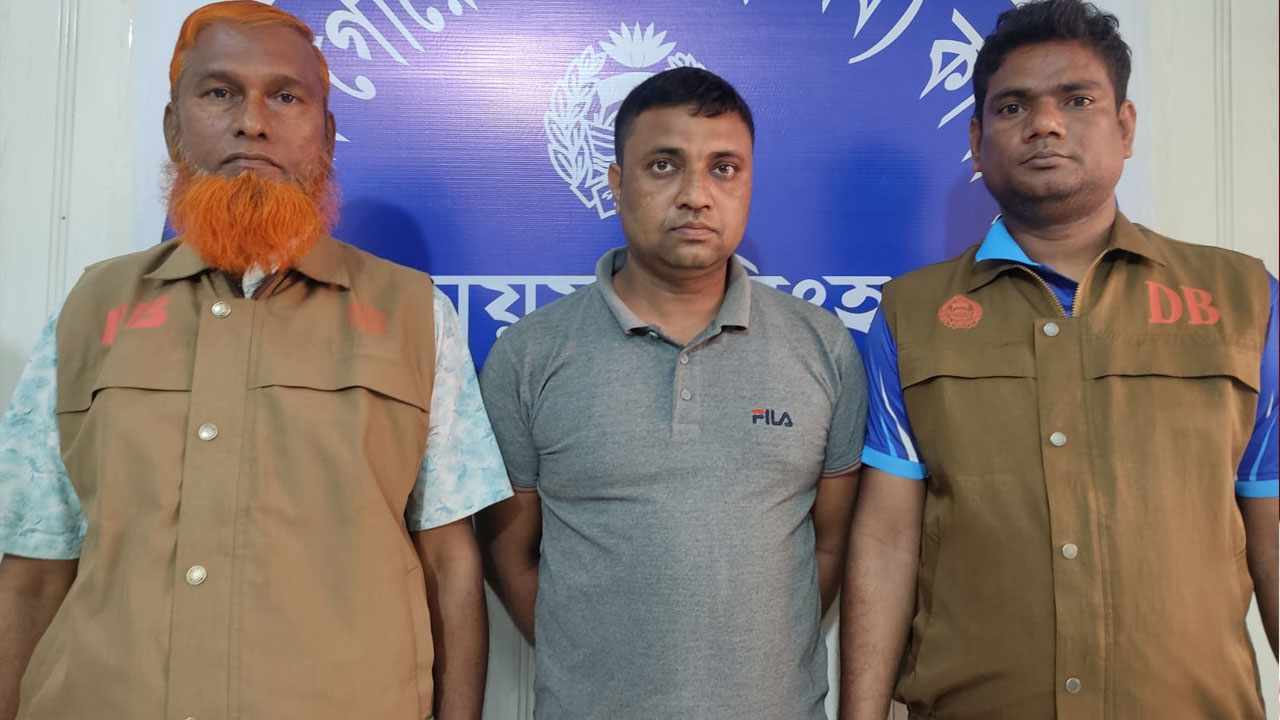 পুলিশের কনস্টেবল পরীক্ষায় প্রক্সি দিতে গিয়ে ভুরুঙ্গামারীর প্রতারক আটক