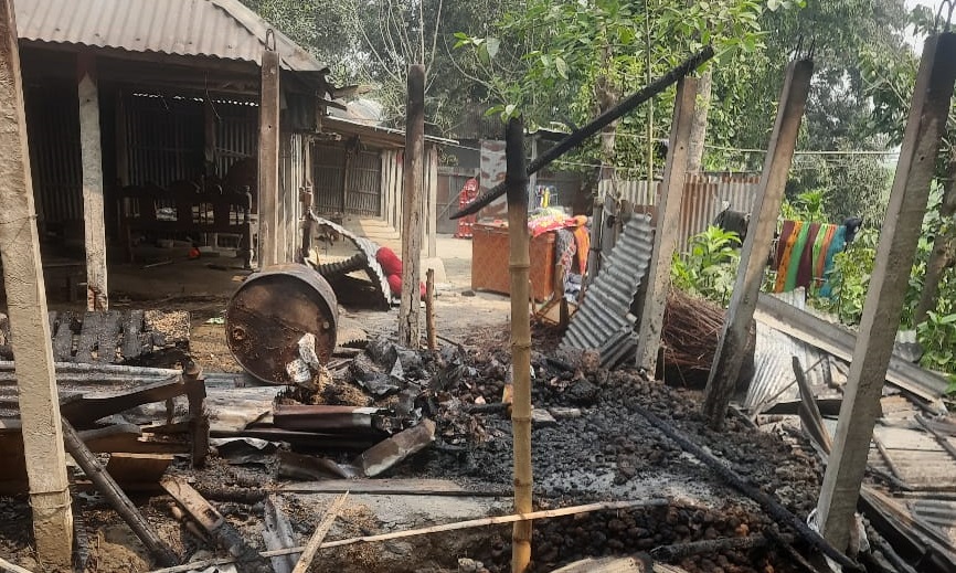 বগুড়ায় ভাইকে ফাঁসাতে ঘরে আগুন; ৯৯৯’এ ফোন
