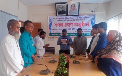 কাউখালীতে নবনির্বাচিত ইউপি সদস্যকে শপথ পাঠ করালেন ইউএনও সজল মোল্লা