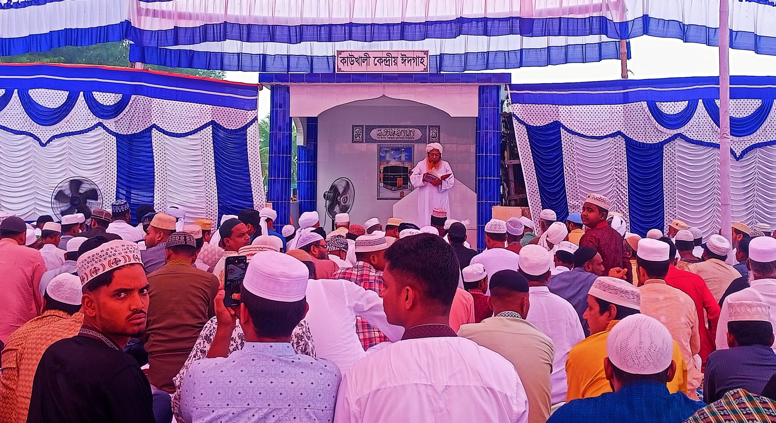 কাউখালীতে কেন্দ্রীয় ঈদগা মাঠে ঈদের প্রধান জামাত অনুষ্ঠিত