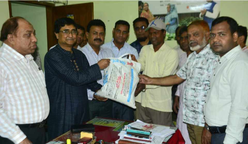 ইফতার পার্টি না করে কর্মচারীদের ঈদ উপহার দিল রাজশাহী শিক্ষা বোর্ড