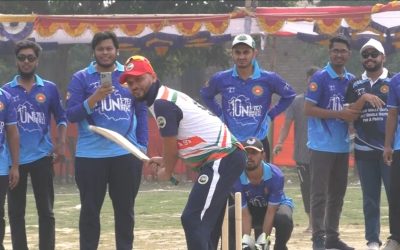 নড়াইলে বন্ধুদের সঙ্গে ক্রিকেট খেললেন মাশরাফি