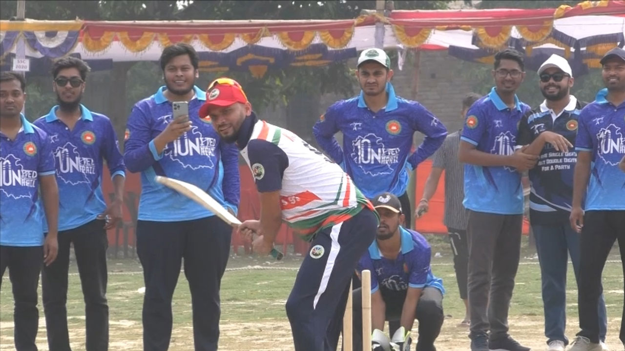 নড়াইলে বন্ধুদের সঙ্গে ক্রিকেট খেললেন মাশরাফি