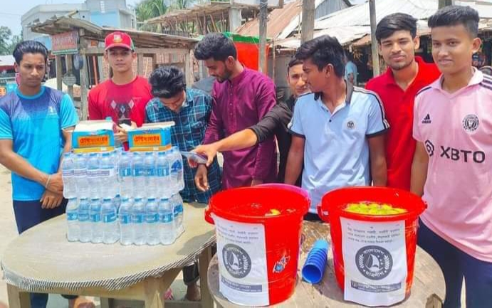 কাউখালীতে তীব্র তাপদাহে পথচারী ও শ্রমজীবী মানুষের মাঝে বিভিন্ন সংগঠনের খাবার পানি, স্যালাইন ও ছাতা বিতরণ