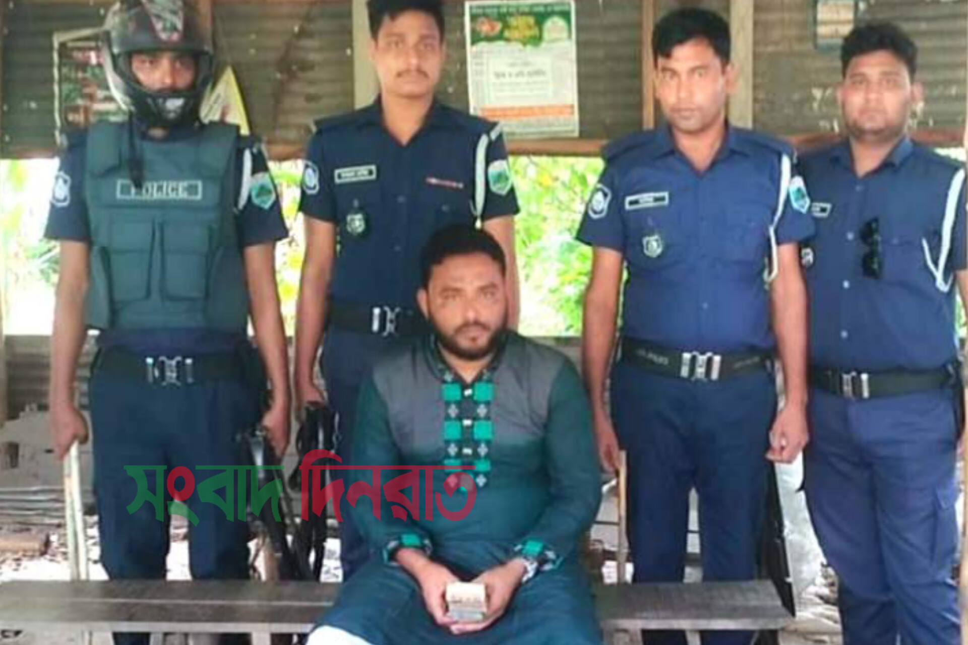 সিরাজগঞ্জে ৯৪ হাজার টাকা নিয়ে ভোটকেন্দ্রে ইউপি চেয়ারম্যান আটক