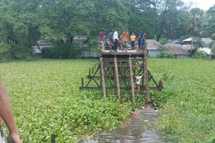 সেতু ভেঙে বরযাত্রীবাহী মাইক্রোবাস খালে, নিহত ১০