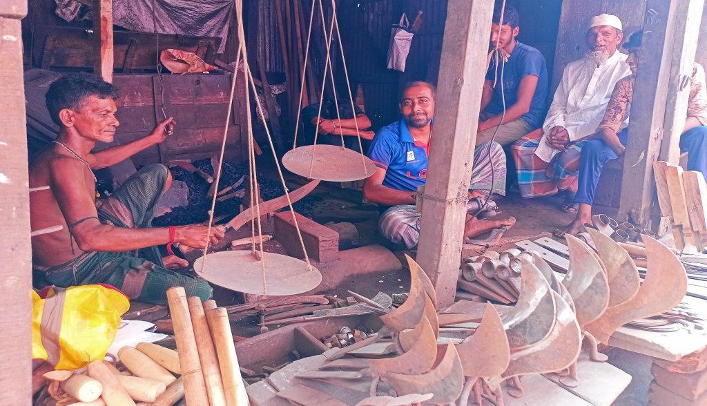 কাউখালীতে ব্যস্ত সময় পার করছেন কামার শিল্পীরা