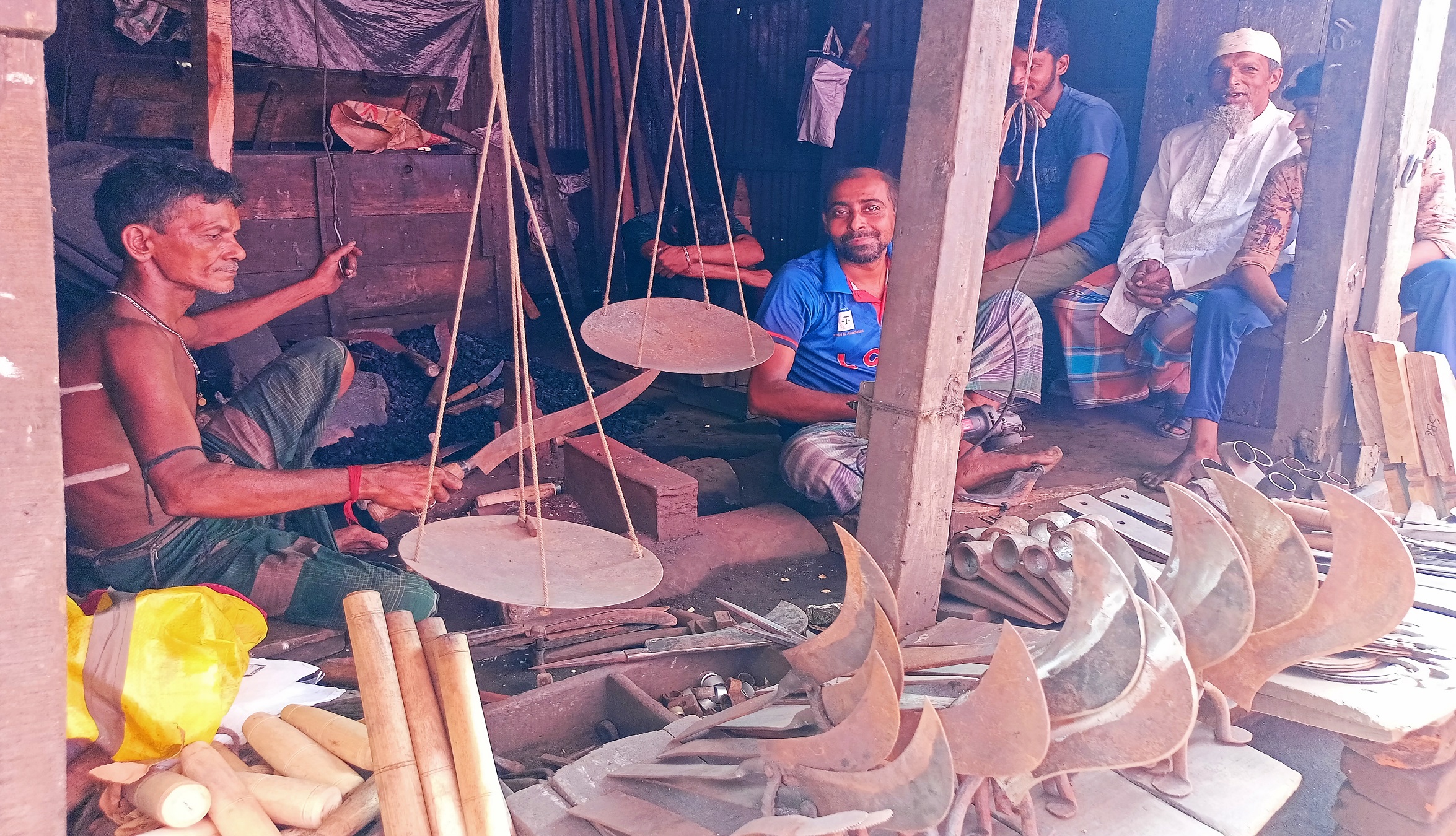 কাউখালীতে ব্যস্ত সময় পার করছেন কামার শিল্পীরা