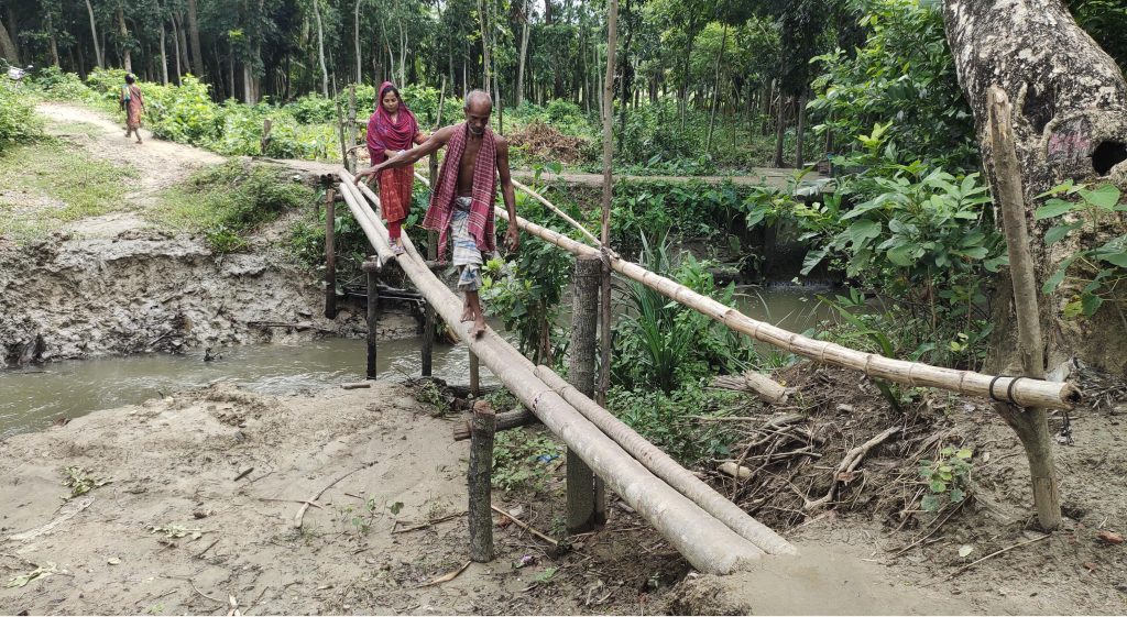 নাজিরপুরে ইউপি মেম্বারের বিরুদ্ধে ২টি ব্রীজের মালামাল বিক্রির অভিযোগ