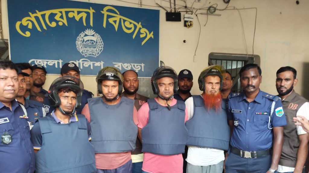 বগুড়া কারাগার থেকে আসামি পালানোর ঘটনায় প্রধান কারারক্ষীসহ ৩ জন বরখাস্ত