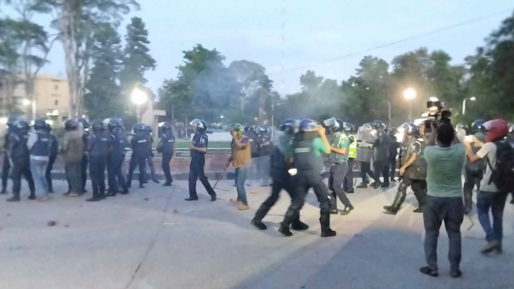 রাবিতে পুলিশ-বিজিবির যৌথ অভিযান শুরু; সাউন্ড গ্রেনেড নিক্ষেপ
