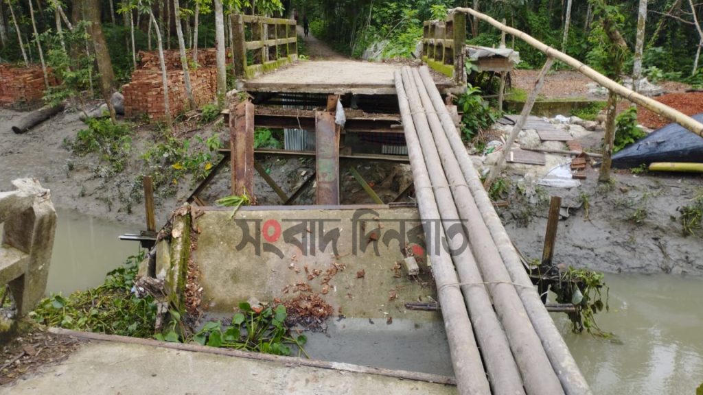 ব্রিজ ভেঙ্গে খালে, যোগাযোগ বিচ্ছিন্ন; দুর্ভোগে এলাকাবাসী