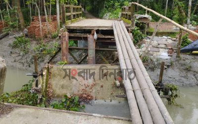 ব্রিজ ভেঙ্গে খালে, যোগাযোগ বিচ্ছিন্ন; দুর্ভোগে এলাকাবাসী