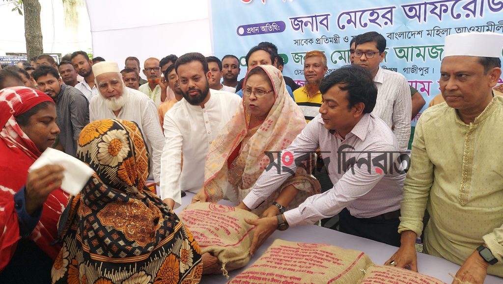 প্রাকৃতিক দুর্যোগে কালীগঞ্জে ক্ষতিগ্রস্তদের মাঝে খাবার বিতরন করলেন এমপি চুমকি