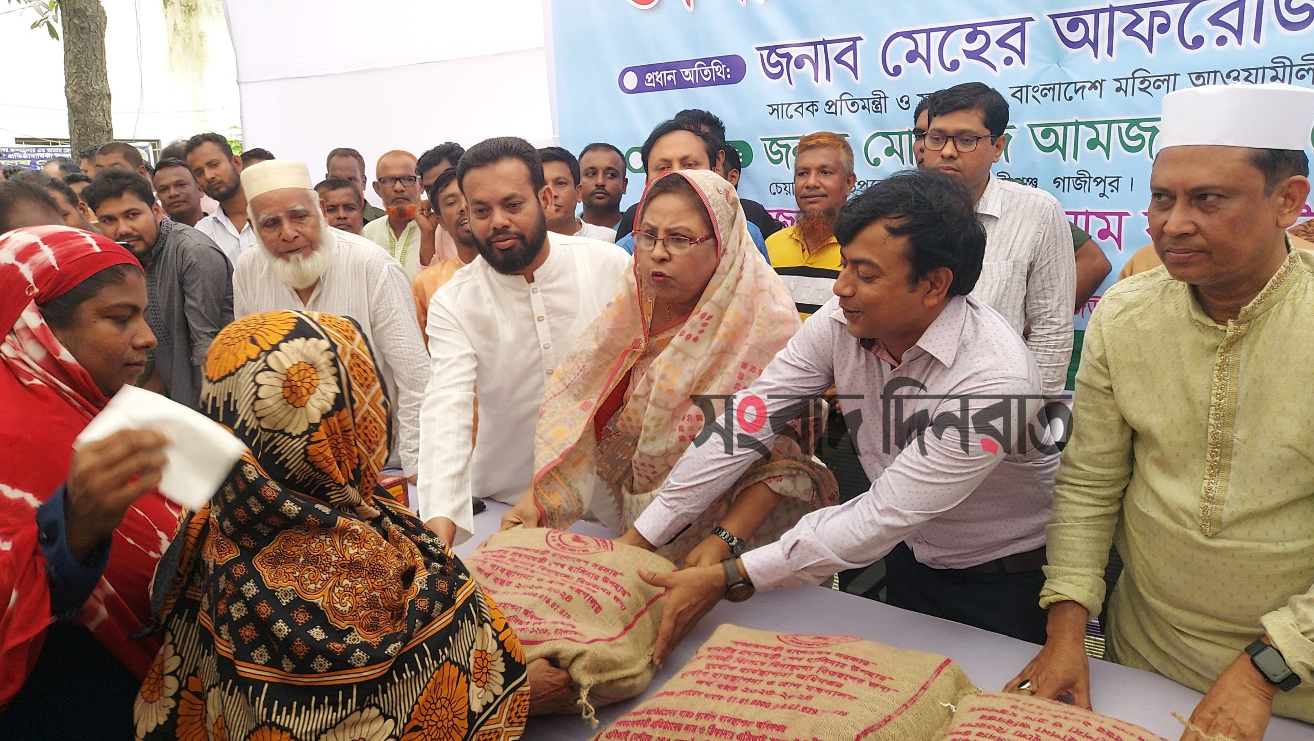 প্রাকৃতিক দুর্যোগে কালীগঞ্জে ক্ষতিগ্রস্তদের মাঝে খাবার বিতরন করলেন এমপি চুমকি