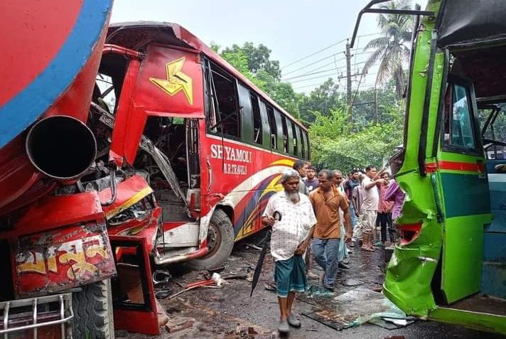 ঠাকুরগাঁওয়ে বাস-তেলবাহী ট্যাংকার মুখোমুখি সংঘর্ষ; নিহত ২