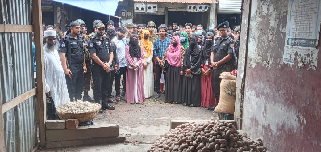 মাদারীপুরে সেনাবাহিনী ও র‍্যাব এর সহায়তায় বাজার মনিটরিং করছে শিক্ষার্থীরা