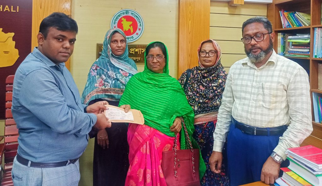কাউখালীতে নিবন্ধিত স্বেচ্ছাসেবী মহিলা সংগঠনের মাঝে চেক বিতরণ