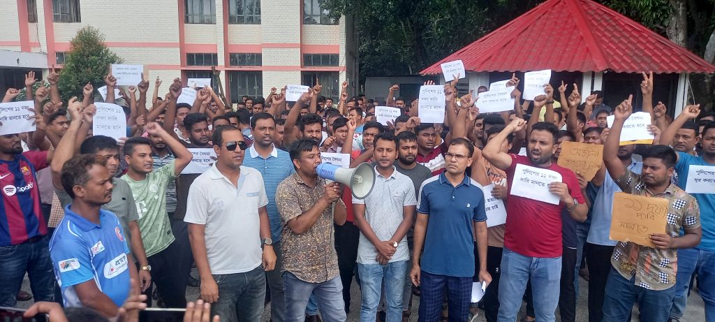 সিরাজগঞ্জে পুলিশের কর্মবিরতি; ১১ দফা দাবিতে বিক্ষোভ