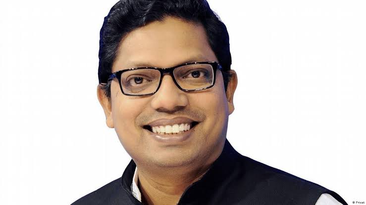 দেশ ছেড়ে পালানোর সময় বিমানবন্দরে আটক পলক