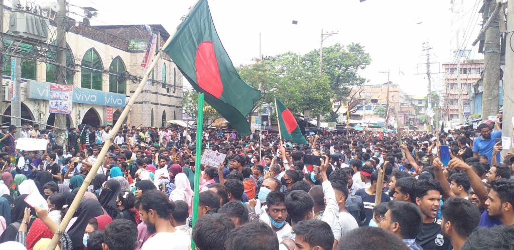 জয়পুরহাটে বৈষম্য বিরোধী ছাত্রদের সাথে দফায় দফায় পুলিশের সংঘর্ষ; নিহত ১, আহত ৮৫