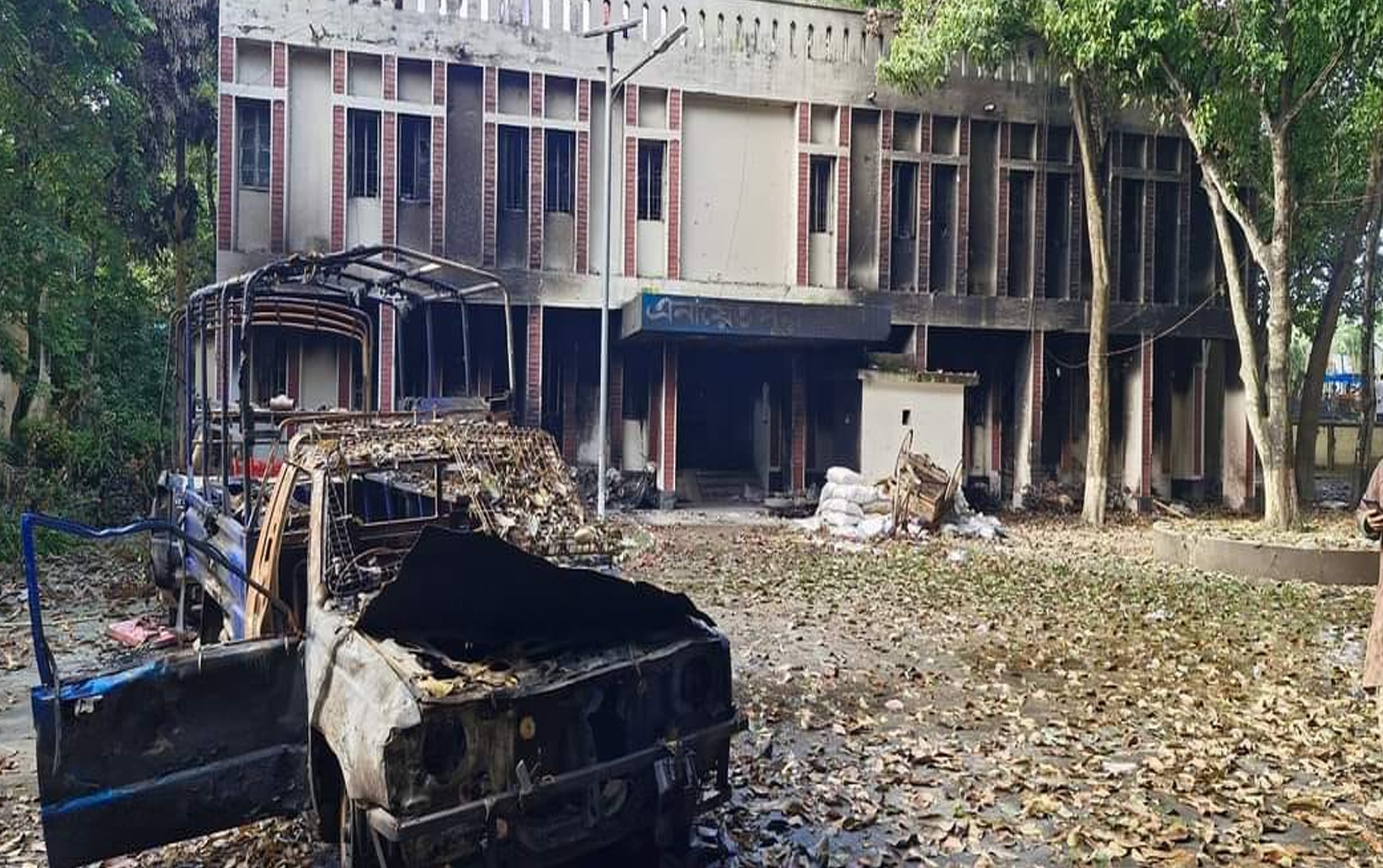 এনায়েতপুরে ১৫ পুলিশ হত্যার ঘটনায় মামলা; আ.লীগ নেতাসহ আসামি ৬ হাজার