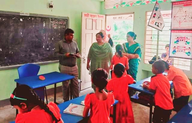 শিক্ষা প্রতিষ্ঠানে ক্লাস নিচ্ছেন ইউএনও