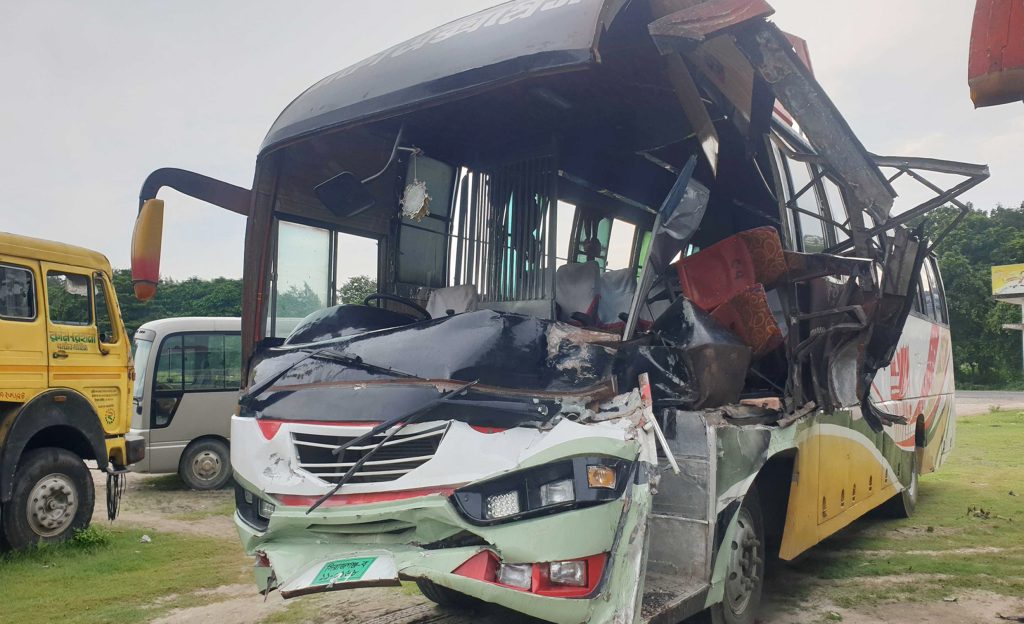 বঙ্গবন্ধু সেতুতে ট্রাকের পেছনে বাসের ধাক্কা; নিহত ৩