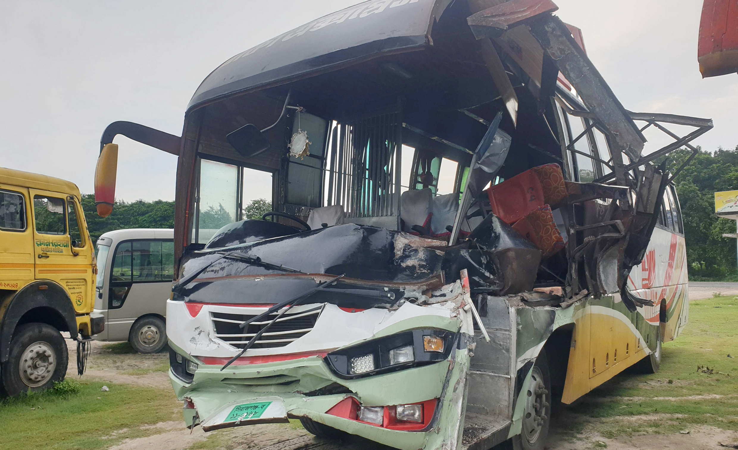 বঙ্গবন্ধু সেতুতে ট্রাকের পেছনে বাসের ধাক্কা; নিহত ৩