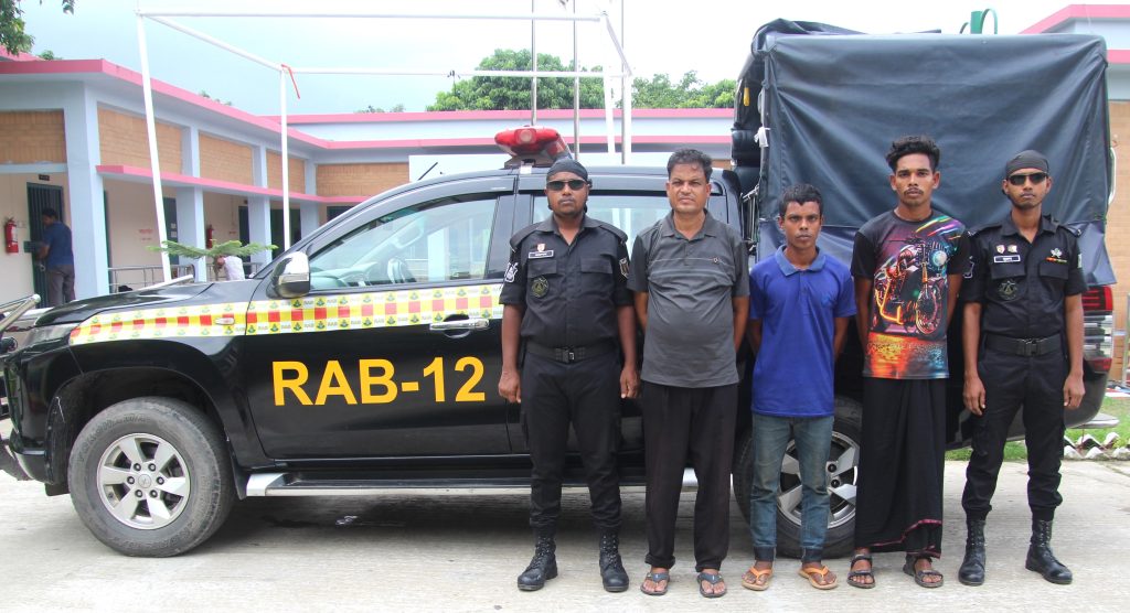 সিরাজগঞ্জে বালির ট্রাকে মিললো ৪৮ কেজি গাঁজা, আটক ৩