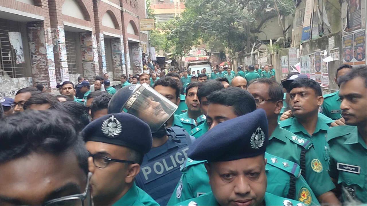 ৫ দিনের রিমান্ডে ব্যারিস্টার সুমন
