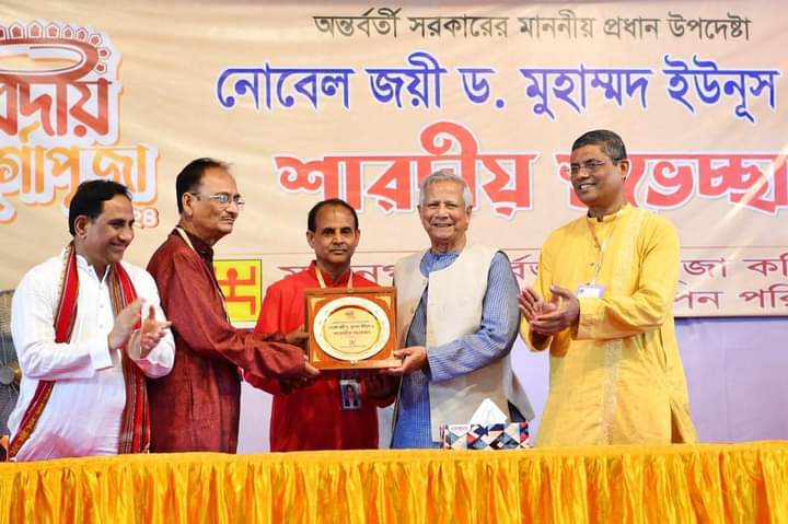 ঢাকেশ্বরী মন্দির পরিদর্শনে ড. ইউনূস
