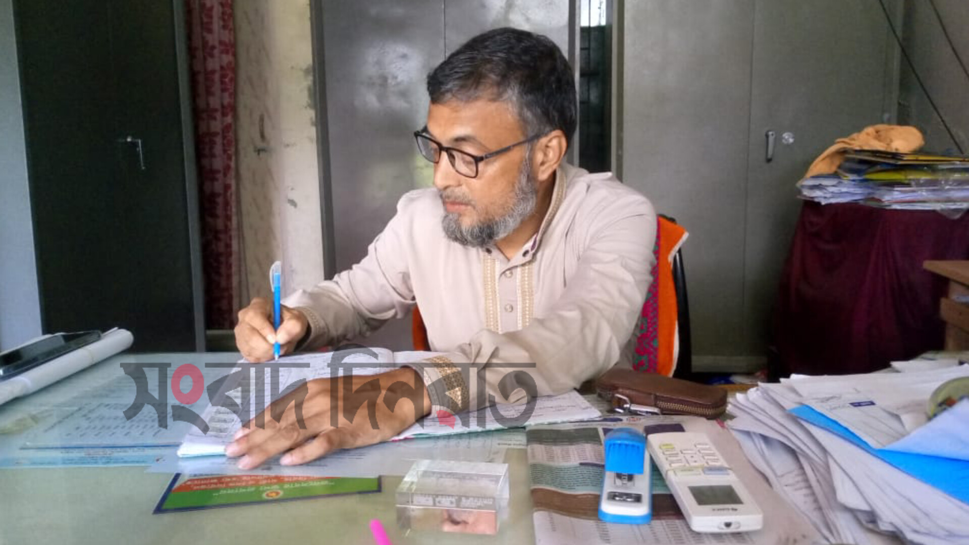 সংবাদ দিনরাত’এ সংবাদ প্রকাশের পর ‘অবশেষে সেই কাগজে প্রধান শিক্ষক বসলেন চেয়ারে’
