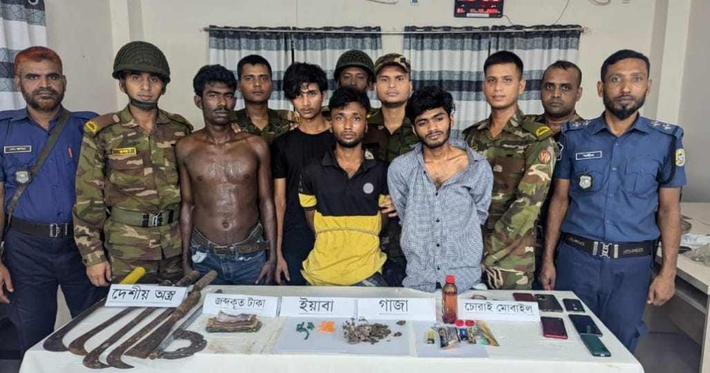 মঠবাড়িয়ায় মাদক ও দেশীয় অস্ত্র উদ্বার; গ্রেফতার ৪