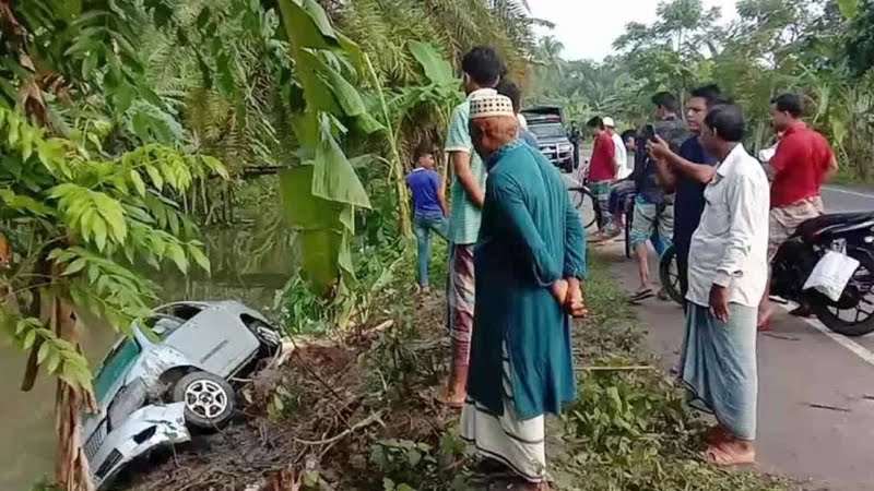 প্রাইভেট কার নিয়ন্ত্রণ হারিয়ে খালে; নিহত ৮