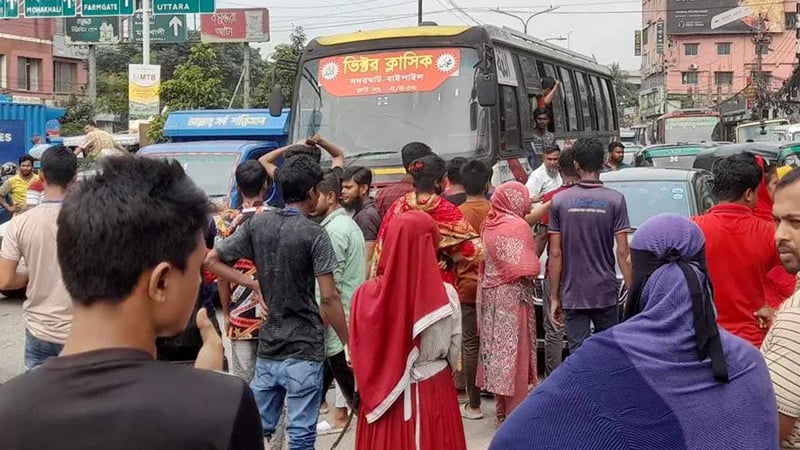 সড়ক অবরোধ করে শ্রমিকদের বিক্ষোভ; যান চলাচল বন্ধ